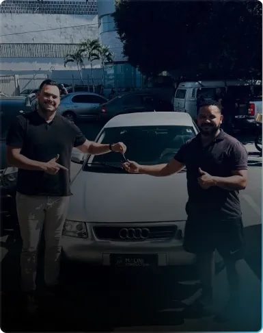 Marcio di Lucca recebendo o carro na Malini