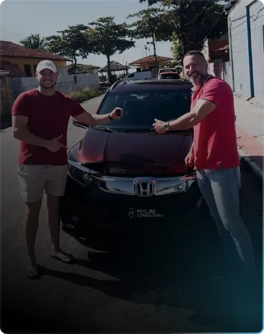 João Couves recebendo o carro na Malini